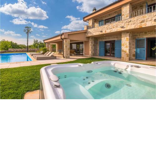 Beautiful Home In Linardici With Kitchen