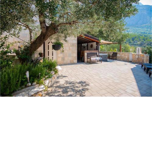 Beautiful Home In Makarska With Kitchen