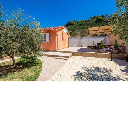 Beautiful Home In Mundanije With Jacuzzi