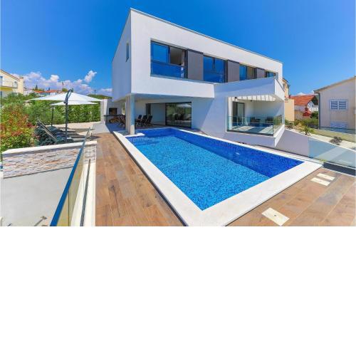 Beautiful Home In Okrug Gornji With Sauna