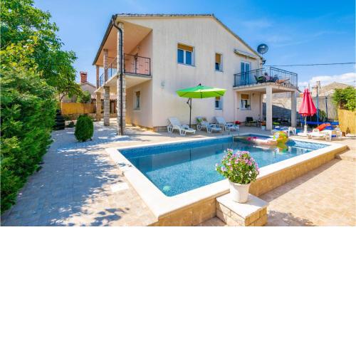 Beautiful Home In Peruski With Kitchen