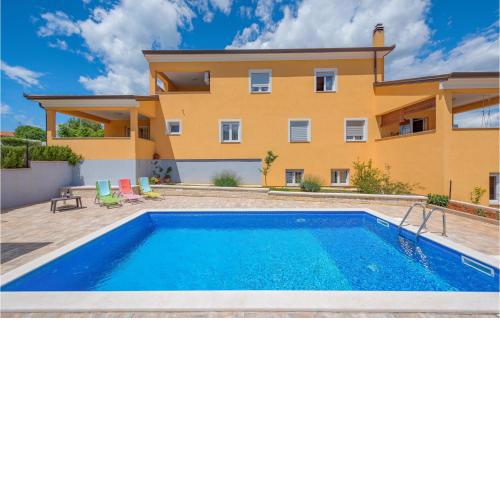 Beautiful Home In Sorici-Kanfanar With Kitchen