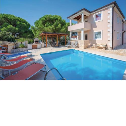 Beautiful Home In Valbandon