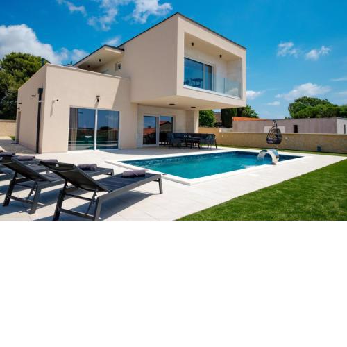 Beautiful Villa Paula with jacuzzi in Pula