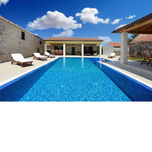 Beautiful Villa Petra with Summer Kitchen and Pool