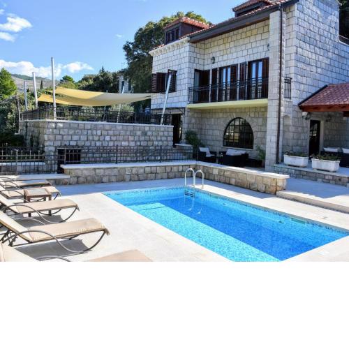Beautiful villa with swimming pool and sea view