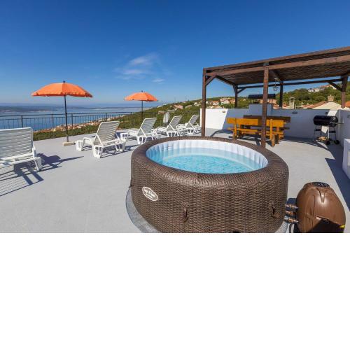 Beeindruckendes Apartment mit grosser Dachterrasse, Whirlpool, Meerblick, Grill, Aussendusche