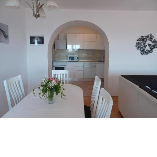 BELLA VISTA APARTMENT