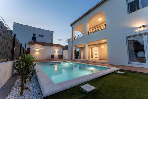 Bernie apartments with a pool