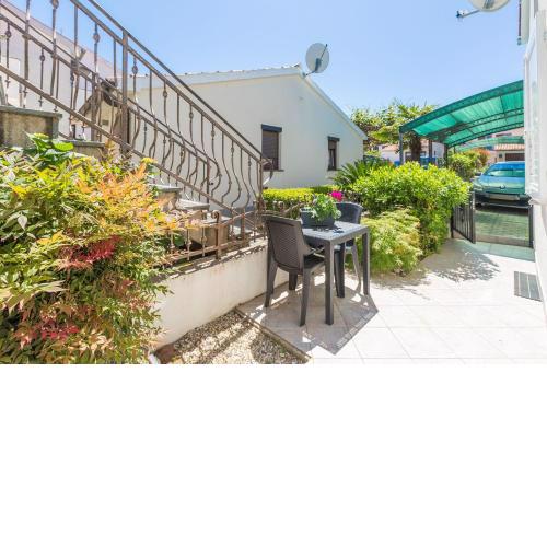 Besonderes Apartment mit eigener Galerie im Dachgeschoss - nur wenige Minuten zum Strand