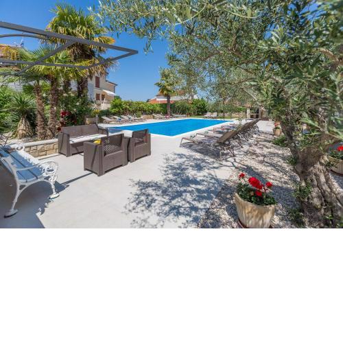 Bezauberndes Apartment mit grossem Pool, privatem Balkon, BBQ, nur 800 Meter zum Strand