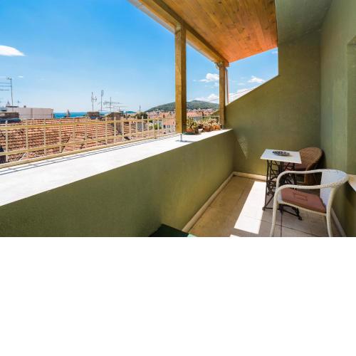 Big 80 m2 apt with balcony in the heart of Split