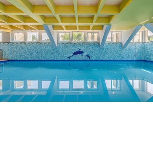 Blue Dolphin Apartment - Private indoor Pool, Jacuzzi, Garden