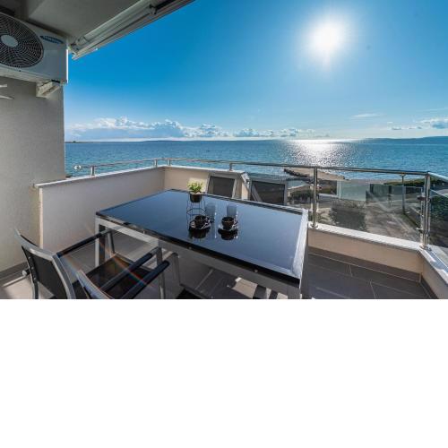 Blue horizon modern ap by the beach