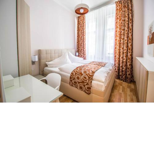 Bourgeois Apartment in Cultural Heritage Building by Ruterra