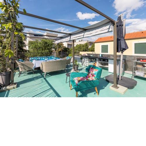 Boutique triple house with garden & roof terrace