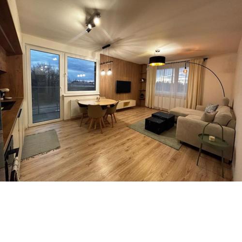 Brand New 2 Bedroom apartment by the airport - FREE PARKING