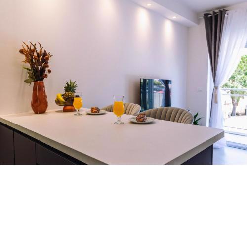 Brand New & Comfort Apartment L & L ,free parking + close to beach