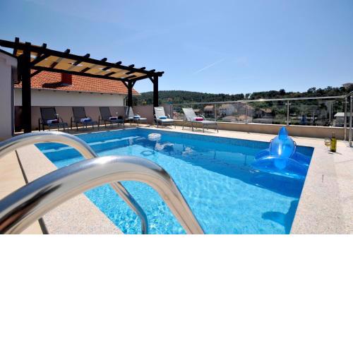 Brand new luxury villaRoof pool Avbl in season