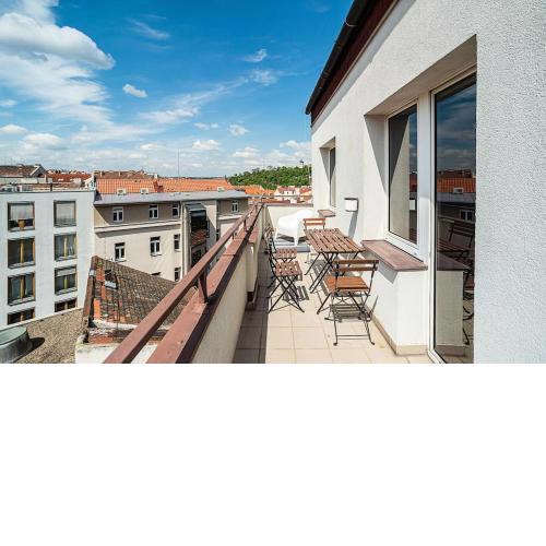 Bright 2 bed with big terrace by tram