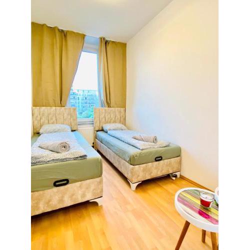 Bright 5BR Shared Apartment w Great Transport Link