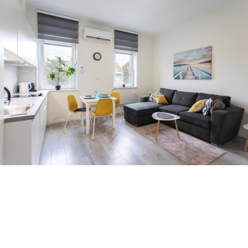 Bright and Modern Triplex with balcony