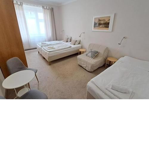 Bright apartment sleeps 7