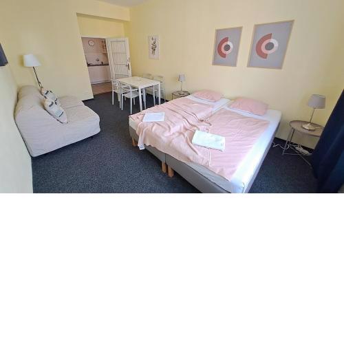 Bright apartment sleeps 8