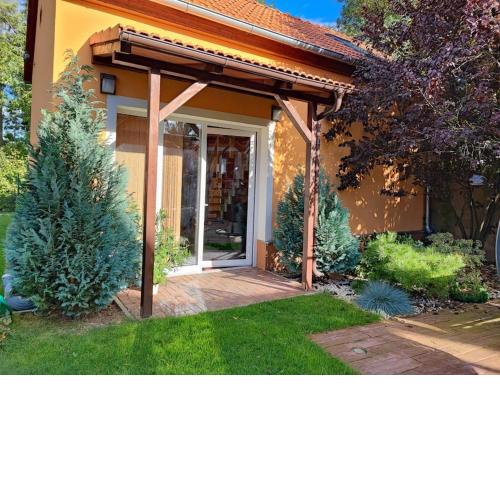 Bright cosy house with parking