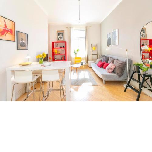 Bright flat next to best Park 10min walk to center