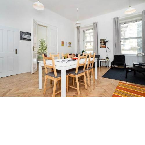 Bright, Spacious Apartment in the Historic Centre