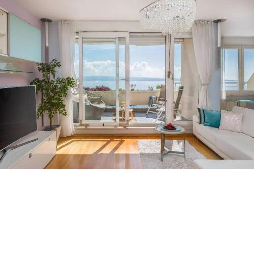 Brilliant Blue Luxury Apartment
