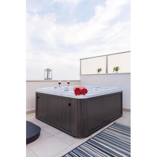 Bubbles Penthouse with Jacuzzi