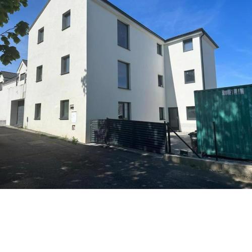 Byt apartman 72m2 private garden PARKING FREE