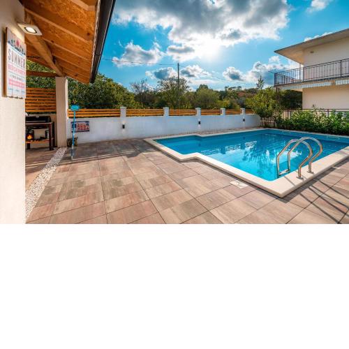 Central Dalmatian Pool&Grill House