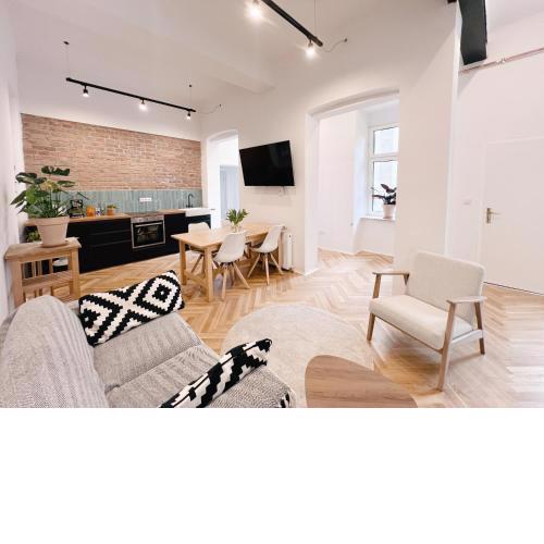 Central Loft Apartment near Belvedere Castle