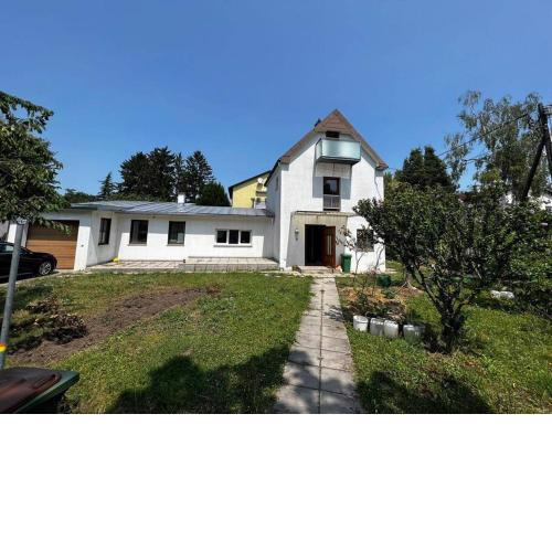 Central-Vintage Villa with free Parking and 5min walk to Metro