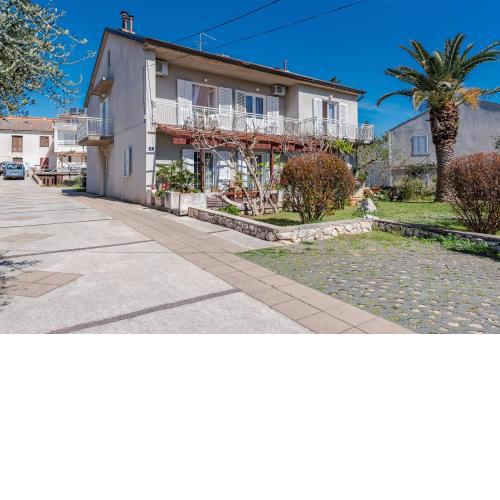 Centrally located apartment for 16
