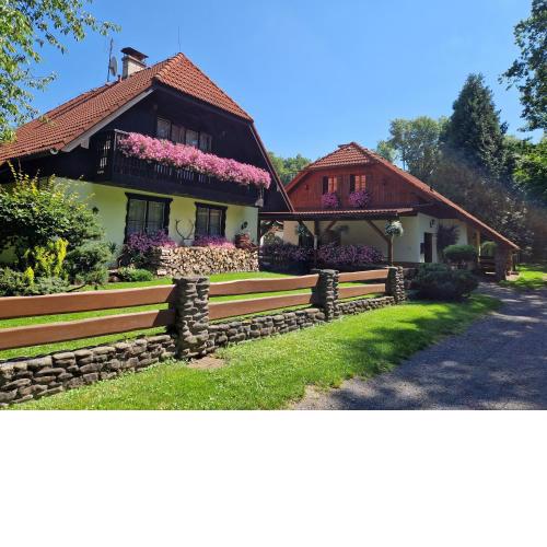 Chaloupka u řeky