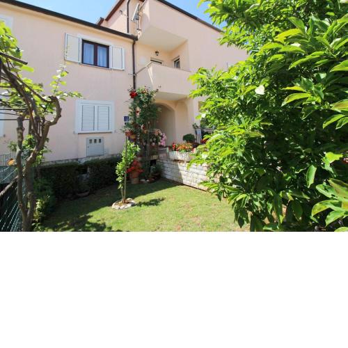 Charmantes Apartment mit privatem Balkon, Klima, Grill, WiFi, nur wenige Minuten zum Strand