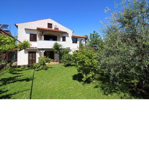 Charmantes Apartment mit privatem Balkon, Privatparkplatz, WiFi und nur 700 Meter zum Strand
