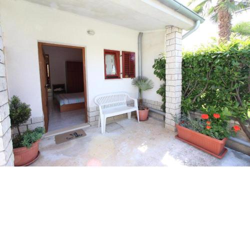 Charmantes Apartment nur 10 Gehminuten zum Strand mit privater Terrasse, Klima, WiFi