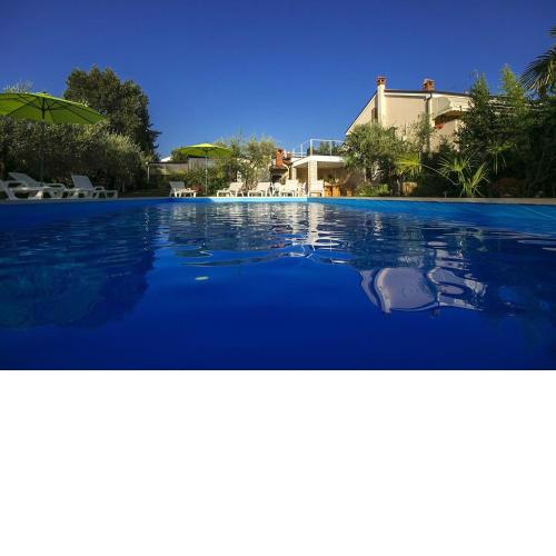Charmantes Apartment nur 400 Meter zum Strand mit grossem Pool, privater Terrasse, Grill, Liegen