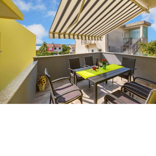 Charmantes Apartment nur 500 Meter zum Strand mit Meerblick, privatem Balkon, Privatparkplatz