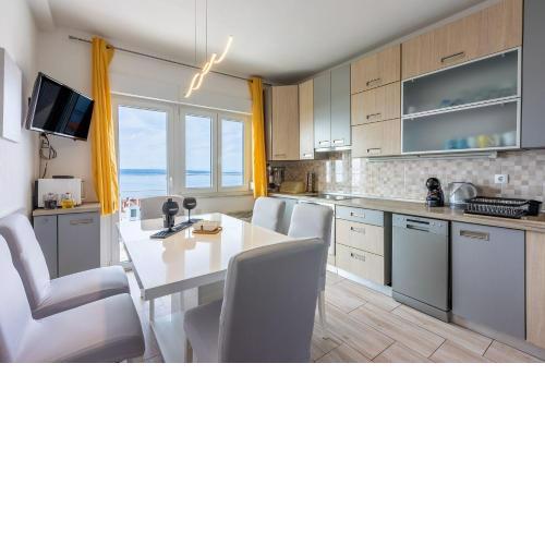 Charmantes Apartment nur 650 Meter zum Sandstrand mit zwei privaten Balkonen und Meerblick