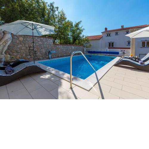 Charmantes Apartment nur 700 Meter zum Strand mit Meerblick, Pool, BBQ, Privatparkplatz
