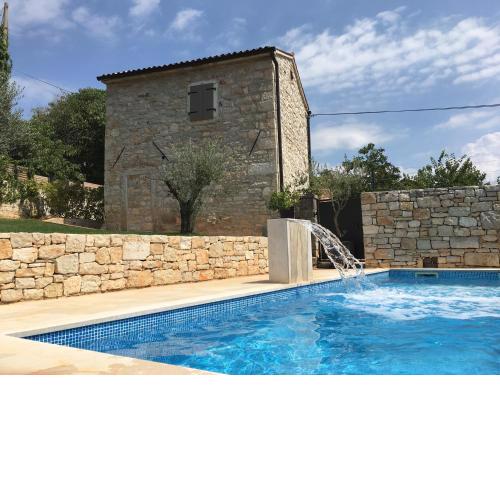 Charmantes Ferienhaus mit Pool und Garten-Villa Šterna II