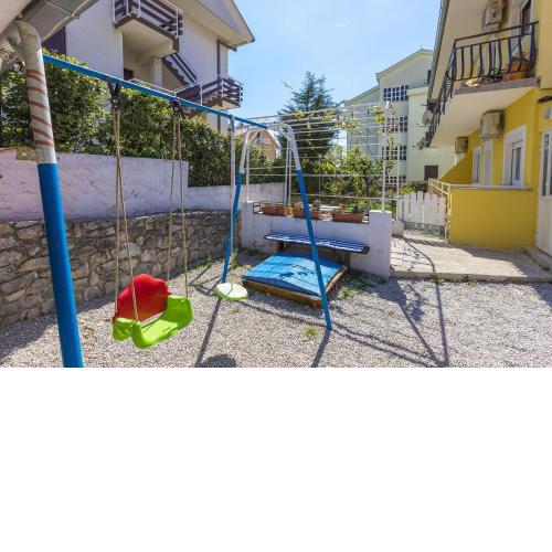 Charmantes hundefreundliches Apartment mit privatem Balkon, Spielplatz, Grill