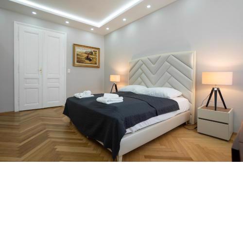 Charming 2-Room Apartment with Balcony, 15 Min to Center