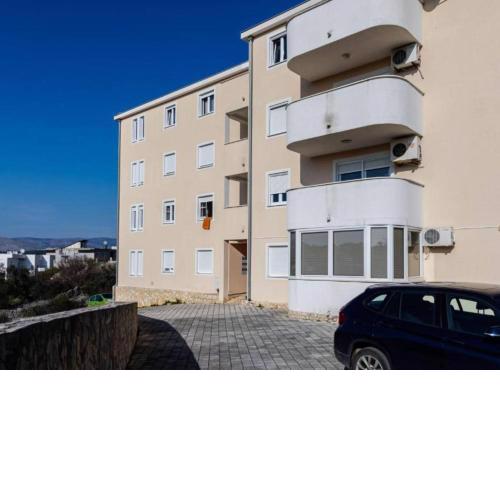 Charming and Cozy Okrug Gornji Apartment with Balcony
